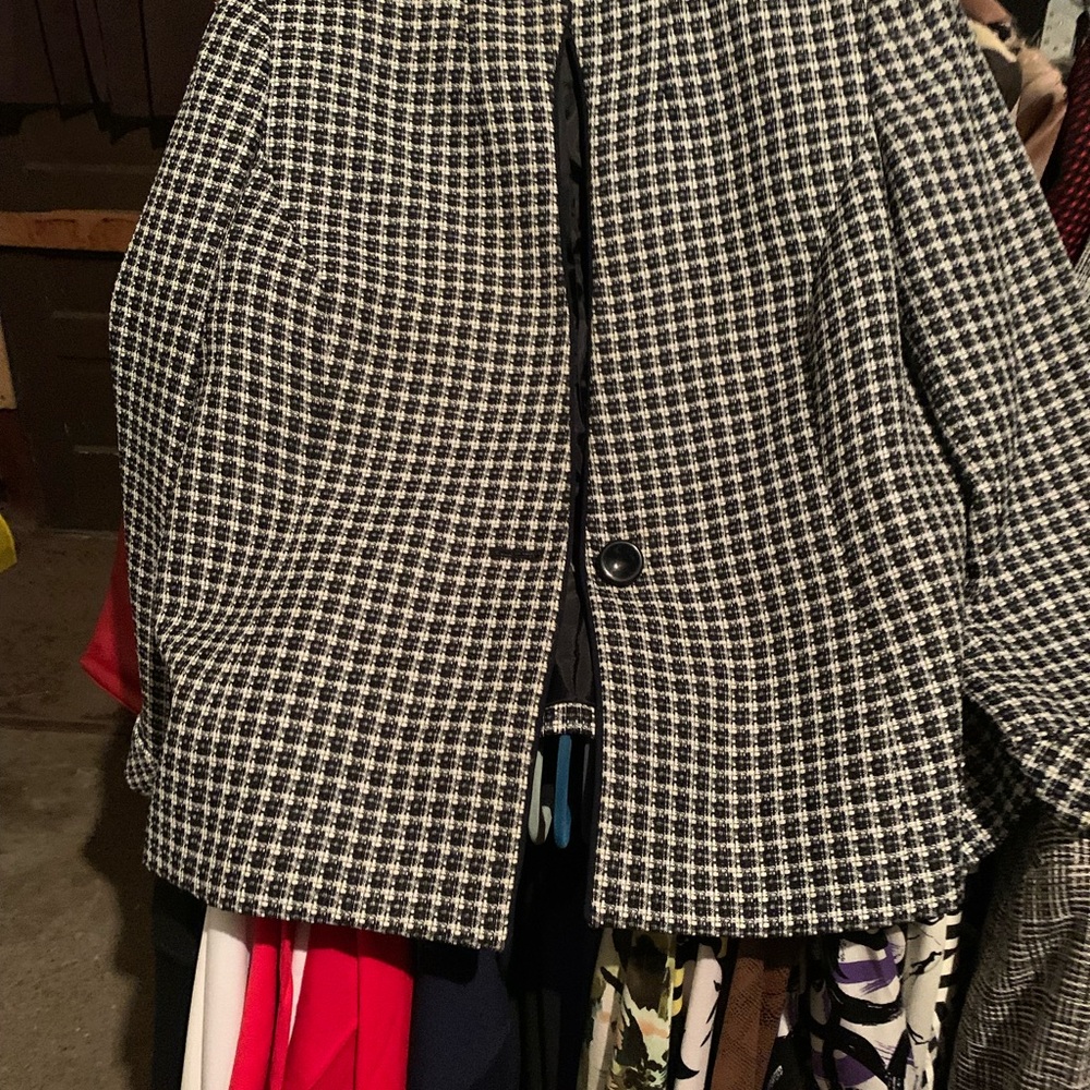 Women’s Bkazers - Picture 5 of 16